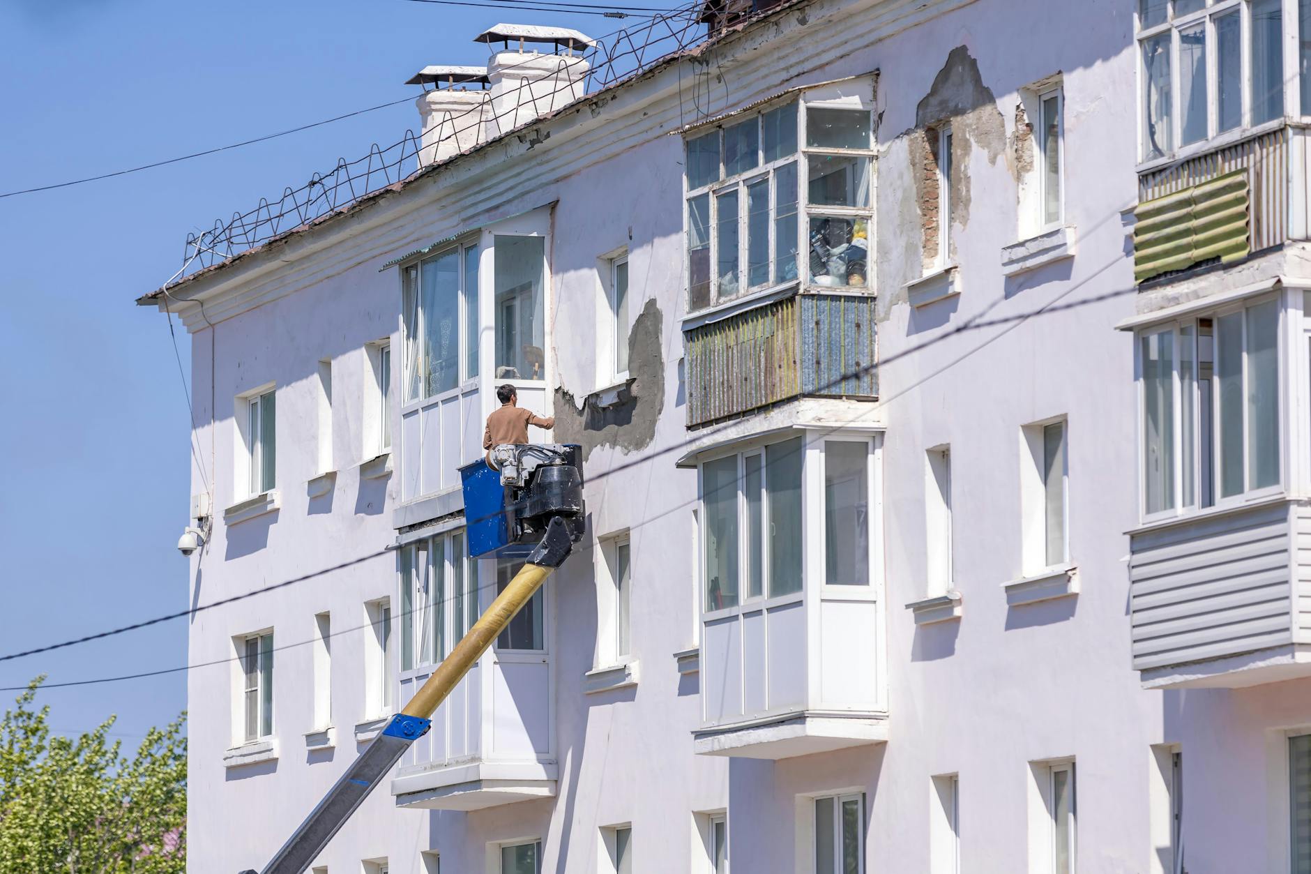 Training session for social housing residents in green construction skills